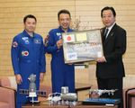 Photograph of the Prime Minister receiving a courtesy call from astronauts Satoshi Furukawa and Akihiko Hoshide 1