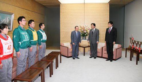 Photograph of the Prime Minister receiving a courtesy call from the four winners of the 43rd National Truck Driver Contest