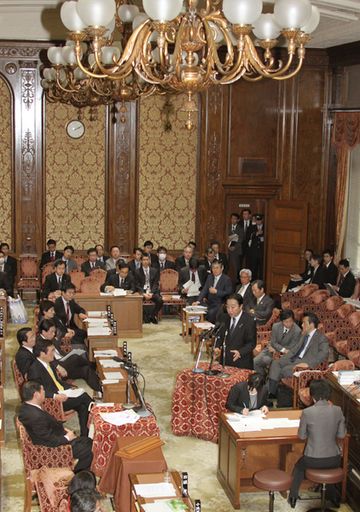 Photograph of the Prime Minister answering questions at the meeting of the Budget Committee of the House of Representatives 3