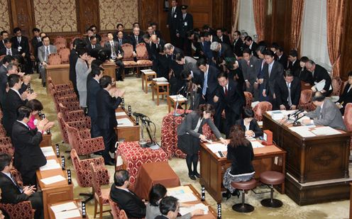 Photograph of the Prime Minister bowing after the passage of the draft fourth supplementary budget for FY2011 at the meeting of the Budget Committee of the House of Representatives
