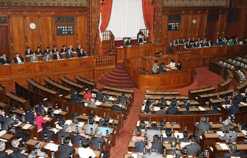 Photograph of the voting for the draft fourth supplementary budget for FY2011 at the plenary session of the House of Councillors