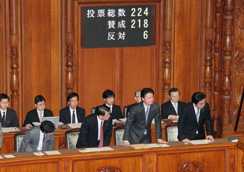 Photograph of the Prime Minister bowing after the passage of the draft fourth supplementary budget for FY2011 at the plenary session of the House of Councillors