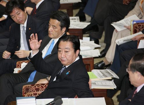 Photograph of the Prime Minister raising his hand to answer questions at the meeting of the Budget Committee of the House of Representatives