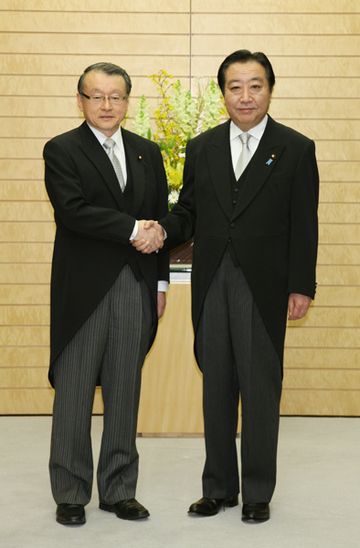 Photograph of the Prime Minister attending a commemorative photograph session with the newly appointed Minister of State (for Disaster Management, New Public Commons, Measures for Declining Birthrates, and Gender Equality) 2