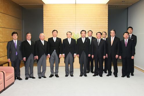 Photograph of the Prime Minister attending a commemorative photograph session with the newly appointed Minister of State (for Disaster Management, New Public Commons, Measures for Declining Birthrates, and Gender Equality), Senior Vice Ministers, Parliamentary Secretaries, and Special Advisor to the Prime Minister