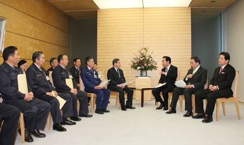 Photograph of the Prime Minister hearing a request from Mayor Norio Kanno and others from Iitate Village