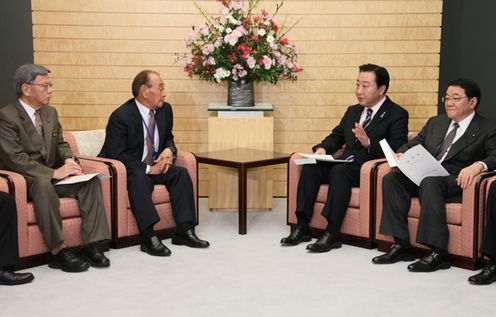Photograph of the Prime Minister hearing a request from the Council for Promotion of Dezoning and Reutilization of Military Land in Okinawa 1