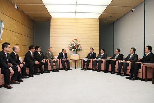 Photograph of the Prime Minister hearing a request from the Council for Promotion of Dezoning and Reutilization of Military Land in Okinawa 2