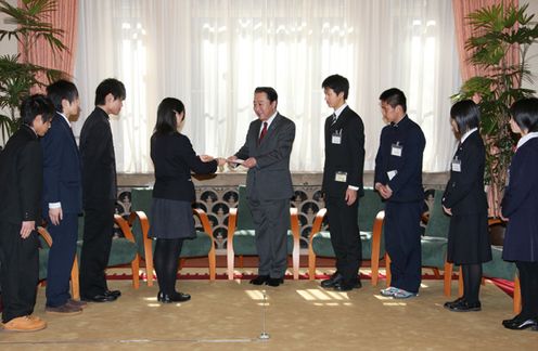 Photograph of the Prime Minister receiving a message on regional reconstruction from high school students from the six prefectures of the Tohoku Region