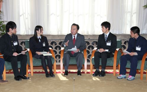 Photograph of the Prime Minister having a conversation with high school students from the six prefectures of the Tohoku Region 2