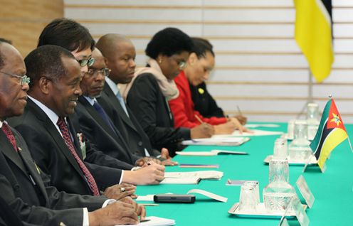 Photograph of Prime Minister of the Republic of Mozambique Aires Bonifacio Baptista Ali meeting with Prime Minister Noda