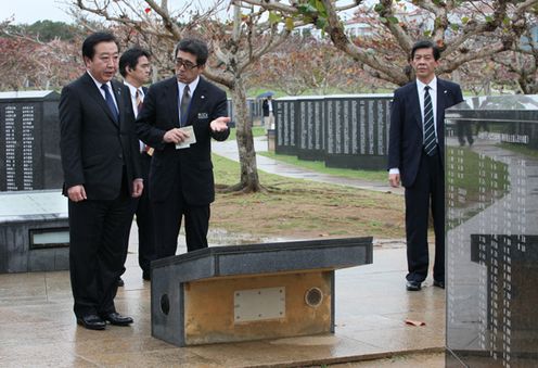 Photograph of the Prime Minister observing the plaque at the Cornerstone of Peace