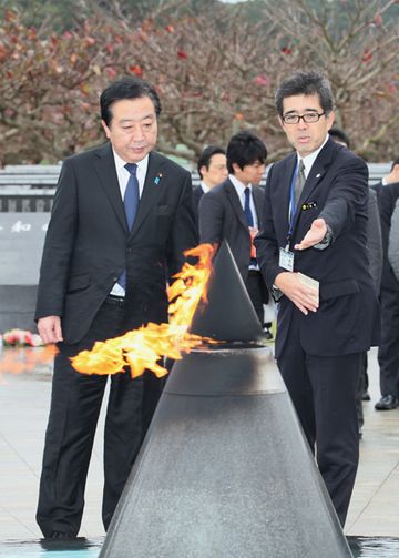 Photograph of the Prime Minister receiving an explanation on the Fire of Peace