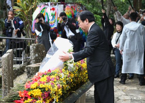 Photograph of the Prime Minister offering flowers at the Himeyuri Monument