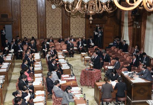 Photograph of the Prime Minister answering questions at the meeting of the Budget Committee of the House of Representatives 3
