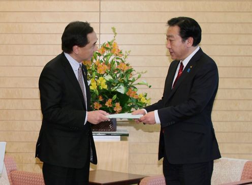 Photograph of the Prime Minister receiving a letter of request from Governor Yuji Kuroiwa of Kanagawa Prefecture