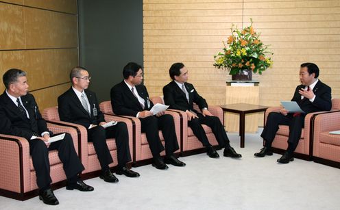 Photograph of the Prime Minister meeting with Governor Yuji Kuroiwa of Kanagawa Prefecture and others