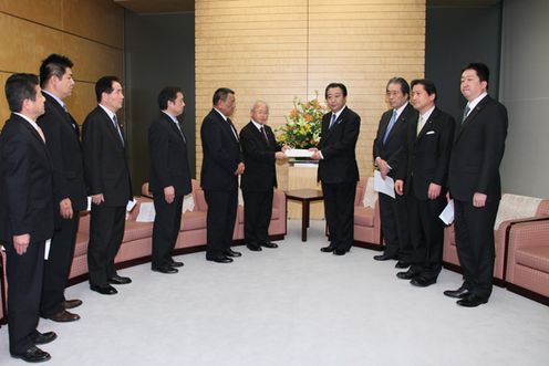 Photograph of the Prime Minister receiving a letter of request from Mayor Katsutaka Idogawa of Futaba Town, Fukushima Prefecture