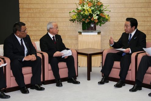 Photograph of the Prime Minister meeting with Mayor Katsutaka Idogawa of Futaba Town, Fukushima Prefecture, and others