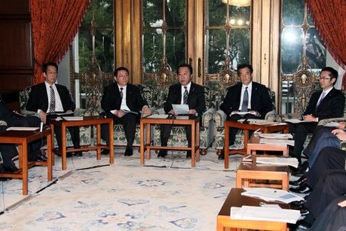 Photograph of the Prime Minister delivering an address at the meeting of the IT Strategic Headquarters 2
