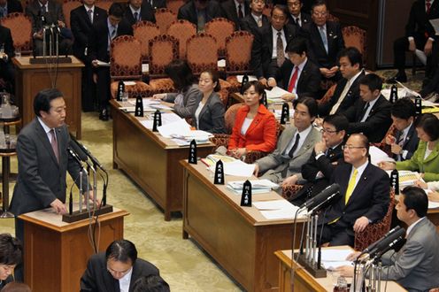 Photograph of the Prime Minister answering questions at the meeting of the Budget Committee of the House of Councillors 4