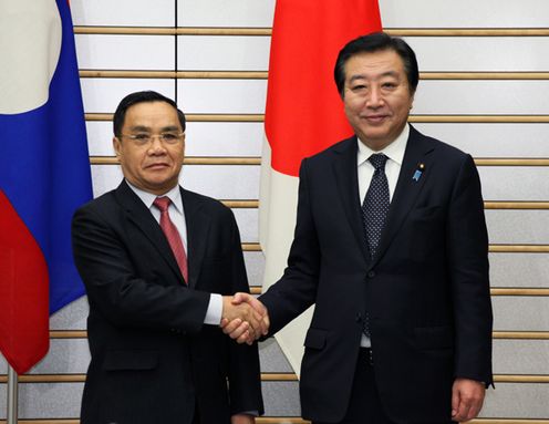 Photograph of Prime Minister Noda shaking hands with Prime Minister of Laos Thongsing Thammavong before the summit meeting