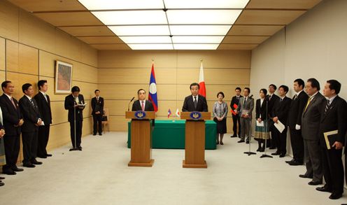 Photograph of the leaders making a joint press statement 2
