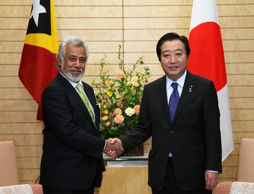 Photograph of Prime Minister Noda shaking hands with Prime Minister Kay Rala Xanana Gusmao