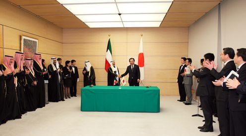 Photograph of the leaders shaking hands following the signing ceremony