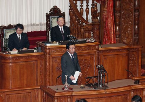 Photograph of the Prime Minister approaching the podium at the plenary session of the House of Councillors