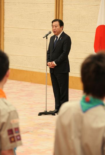 Photograph of the Prime Minister giving words of encouragement to the representatives of the Boy Scouts and Girl Scouts who received the 