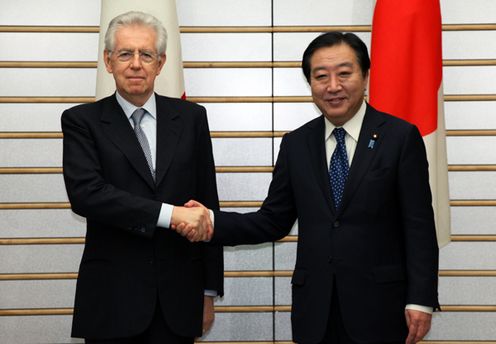 Photograph of Prime Minister Noda shaking hands with President of the Council of Ministers of the Republic of Italy Mario Monti