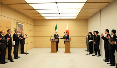 Photograph of the leaders shaking hands following the joint press announcement