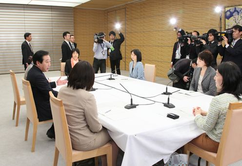 Photograph of the Prime Minister holding a meeting for an exchange of views on children and child-rearing with female reporters 3