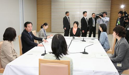 Photograph of the Prime Minister holding a meeting for an exchange of views on children and child-rearing with female reporters 4