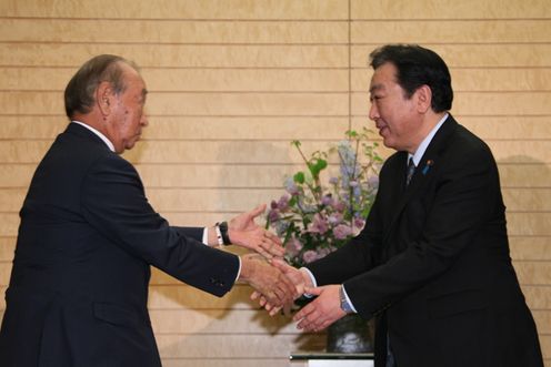 Photograph of the Prime Minister receiving a greeting from Governor of Okinawa Prefecture Hirokazu Nakaima 1