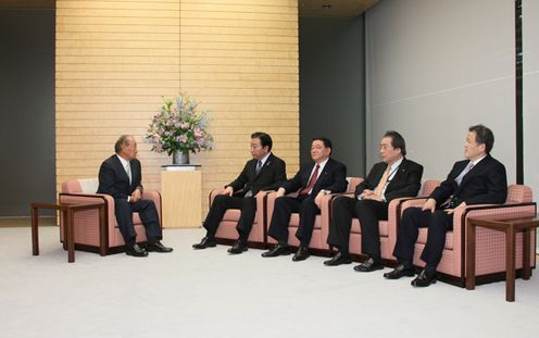 Photograph of the Prime Minister receiving a greeting from Governor of Okinawa Prefecture Hirokazu Nakaima 3