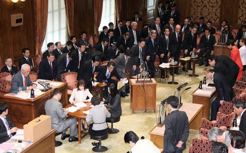 Photograph of the Prime Minister bowing after the approval of the provisional FY2012 budget at the meeting of the Budget Committee of the House of Councillors