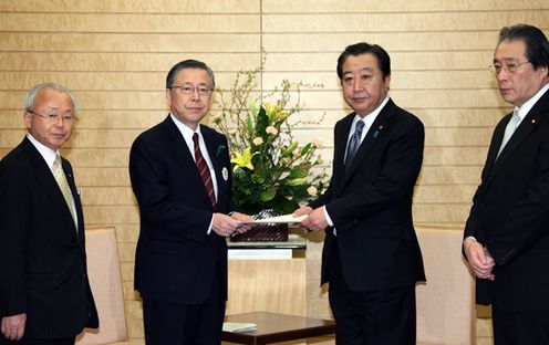 Photograph of the Prime Minister receiving a letter of request from the town and village assemblies in Futaba County, Fukushima Prefecture 1