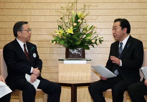 Photograph of the Prime Minister hearing a request from the town and village assemblies in Futaba County, Fukushima Prefecture 1