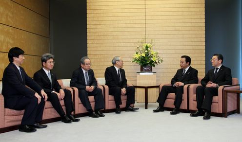 Photograph of the Prime Minister receiving a courtesy call from the New President of the Japan Medical Association, Dr. Yoshitake Yokokura 2