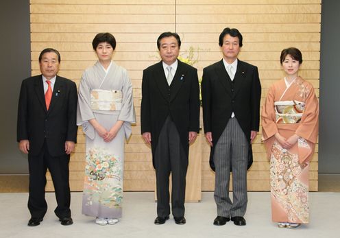 Photograph of the Prime Minister attending a commemorative photograph session with the newly appointed Senior Vice-Ministers and Parliamentary Secretaries