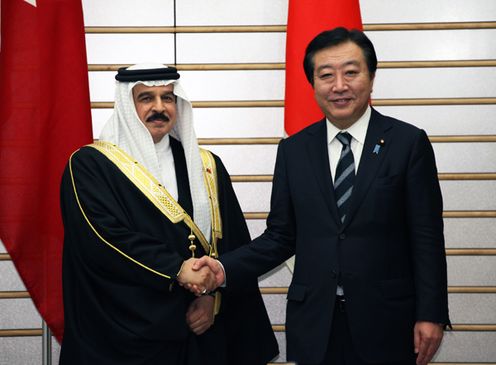 Photograph of the Prime Minister shaking hands with King Hamad