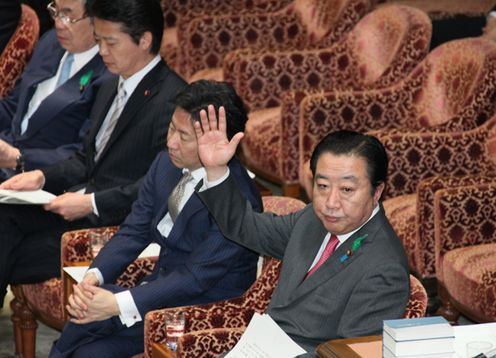 Photograph of the Prime Minister raising his hand to answer questions at the meeting of the Budget Committee of the House of Representatives