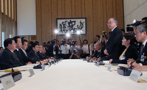 Photograph of the Prime Minister listening to an address delivered by President of RENGO Nobuaki Koga