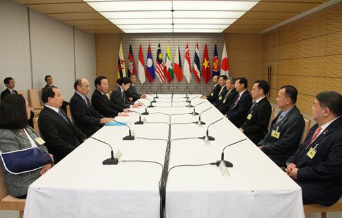 Photograph of the Prime Minister receiving a courtesy call from the economic ministers of ASEAN countries 3