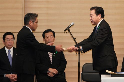 Photograph of the Prime Minister presenting the MIDORI Academic Prize 1