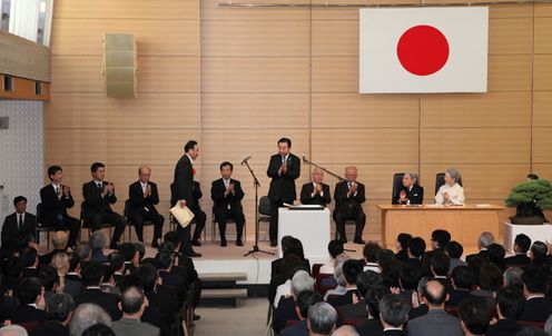 Photograph of the Prime Minister presenting the MIDORI Academic Prize 2