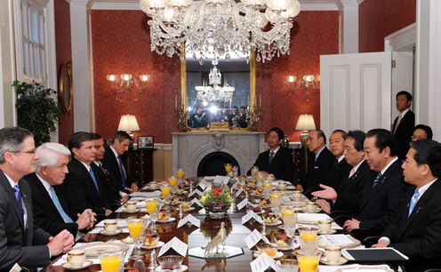 Photograph of the Prime Minister delivering an address at a breakfast session with businesspeople in the U.S.