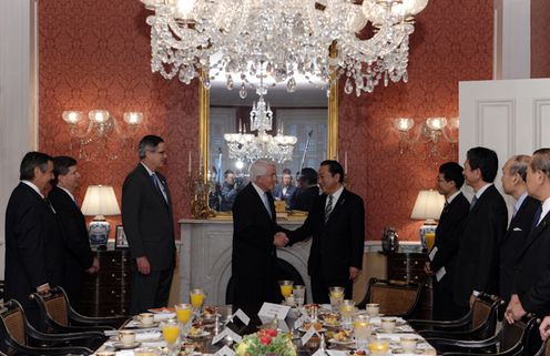 Photograph of the Prime Minister shaking hands with the president and CEO of the U.S. Chamber of Commerce, Mr. Thomas J. Donohue